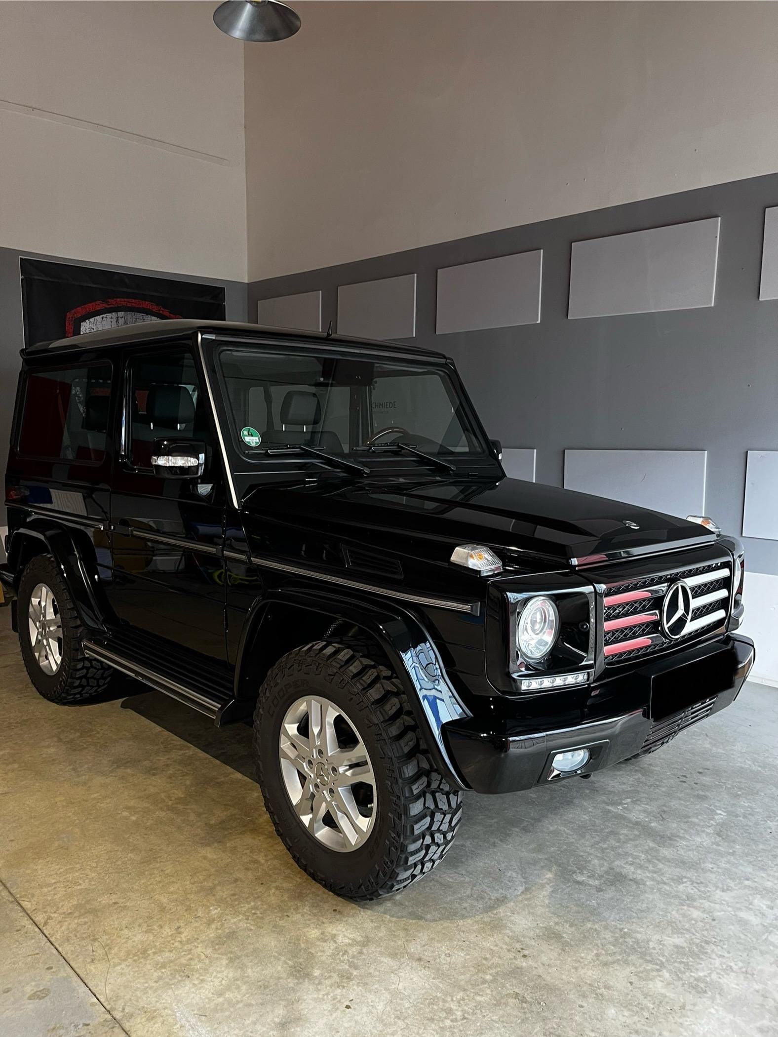 Intensive Außen- und Innenaufbereitung an einem SUV