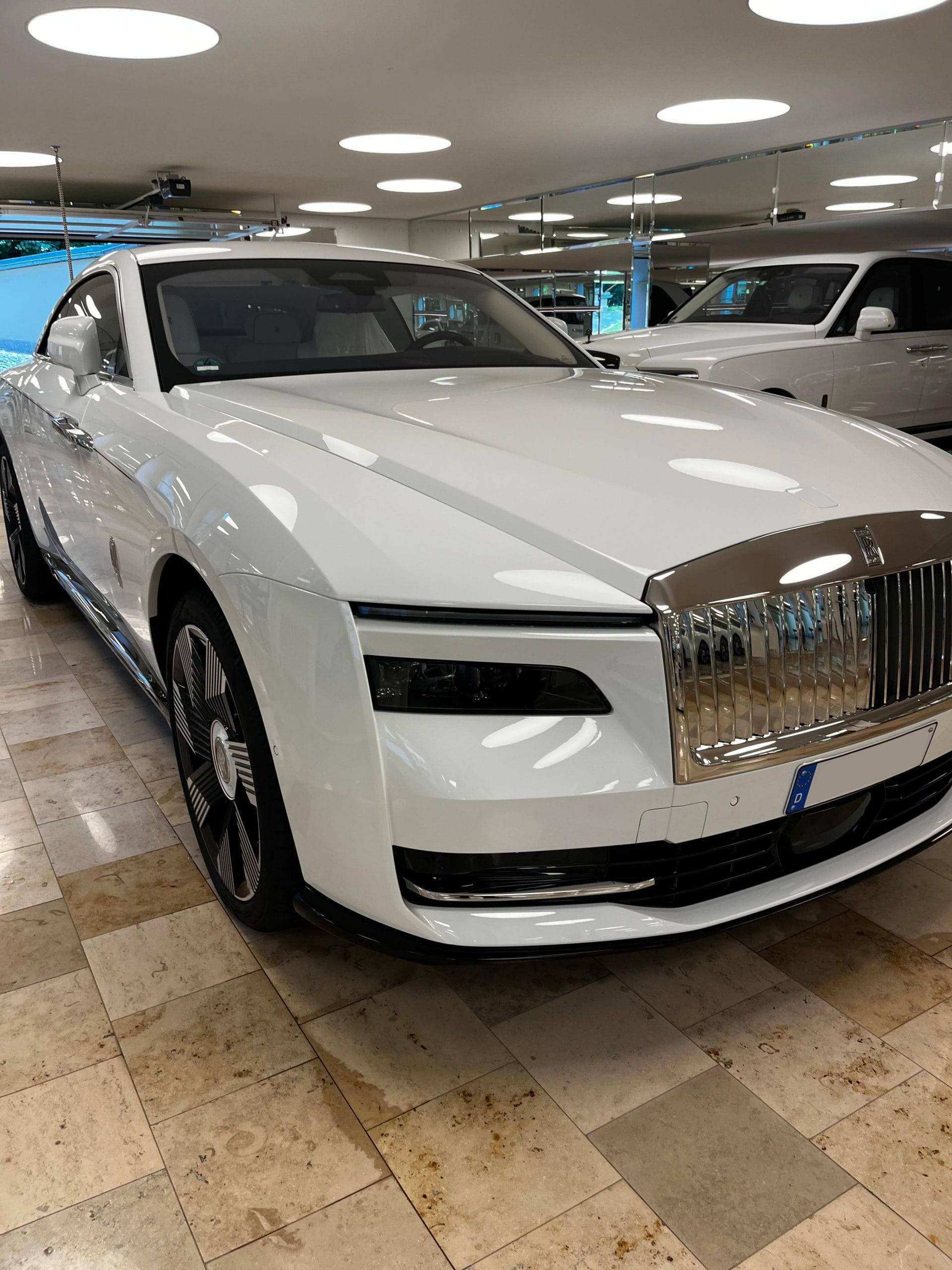 Detailorientierte Pflege an einer Luxuslimousine