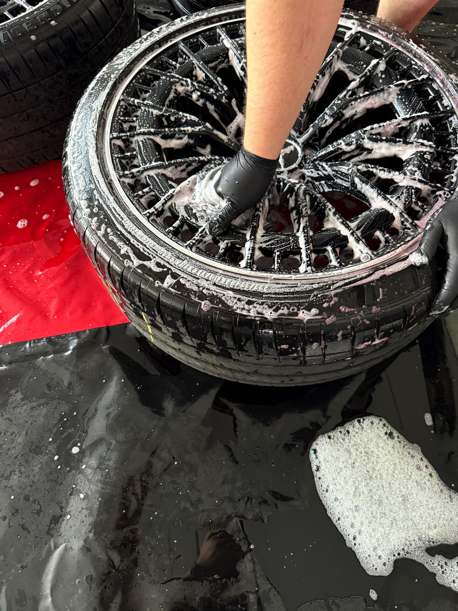 Felgenreinigung als Teil der Vorbereitung für die Keramikversiegelung