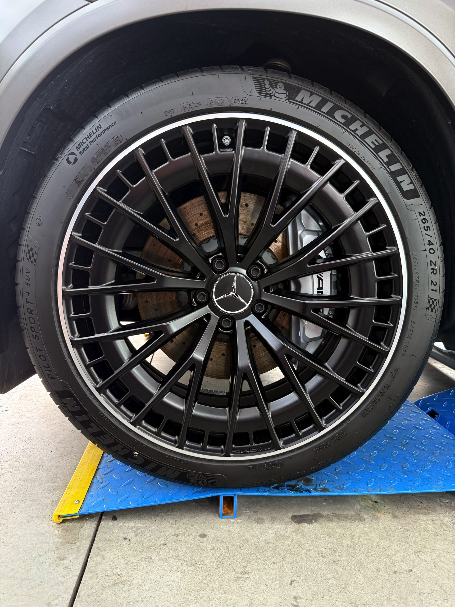 Detailaufnahme einer gereinigten und vorbereiteten Felge für die Keramikversiegelung