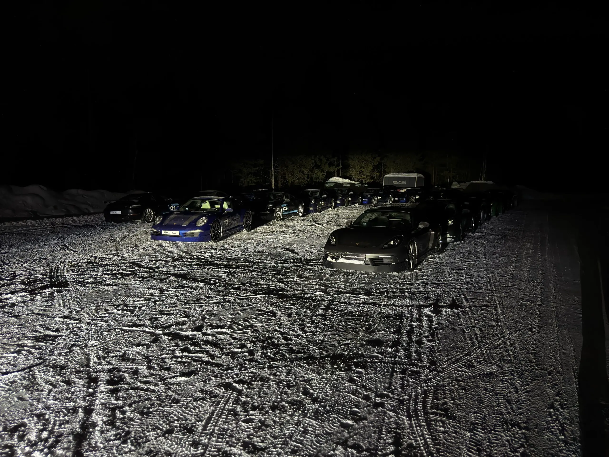 ESC Eventfahrzeuge bei Nacht in Schweden