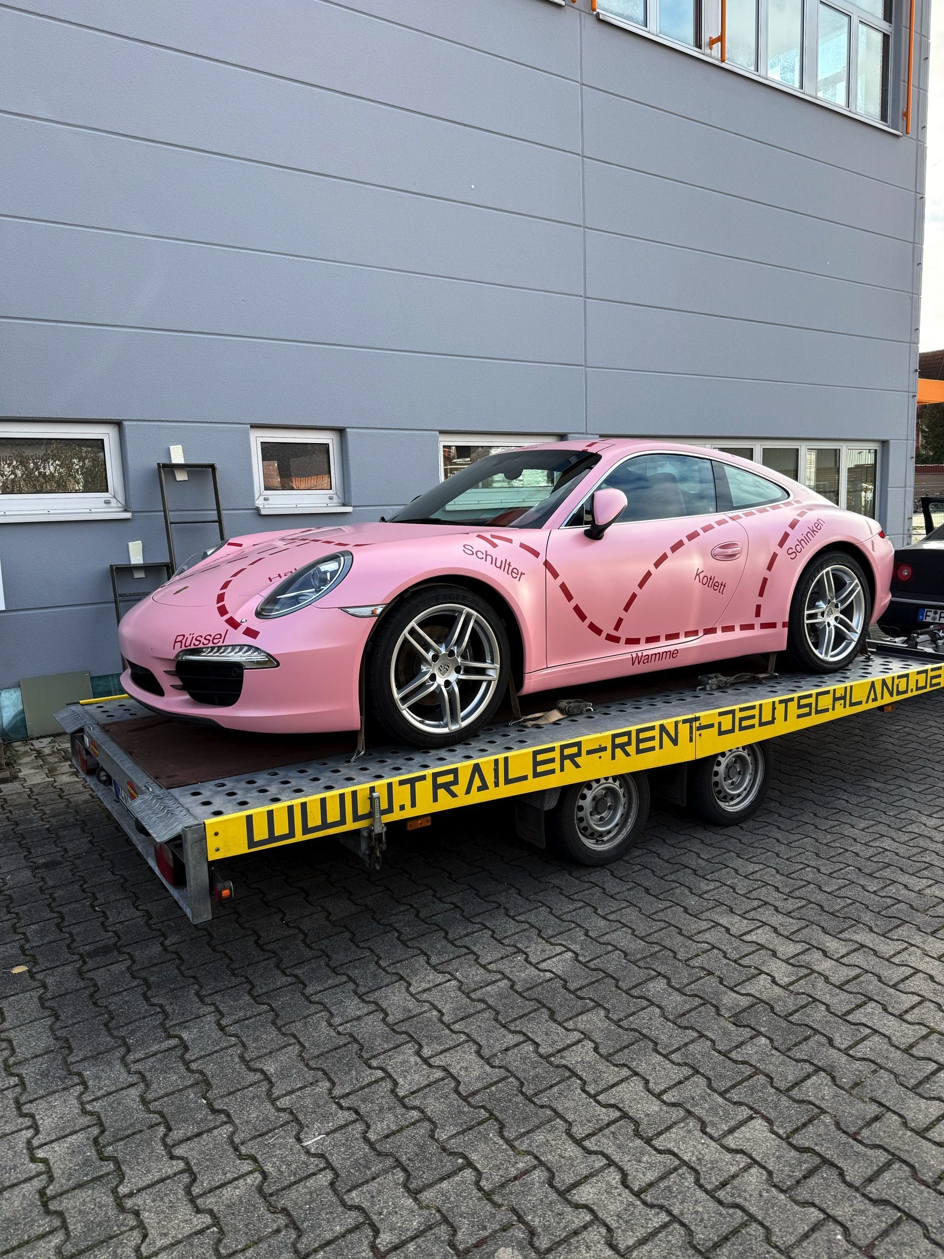 Porsche auf offenem Autotransporter bei CarIndustries