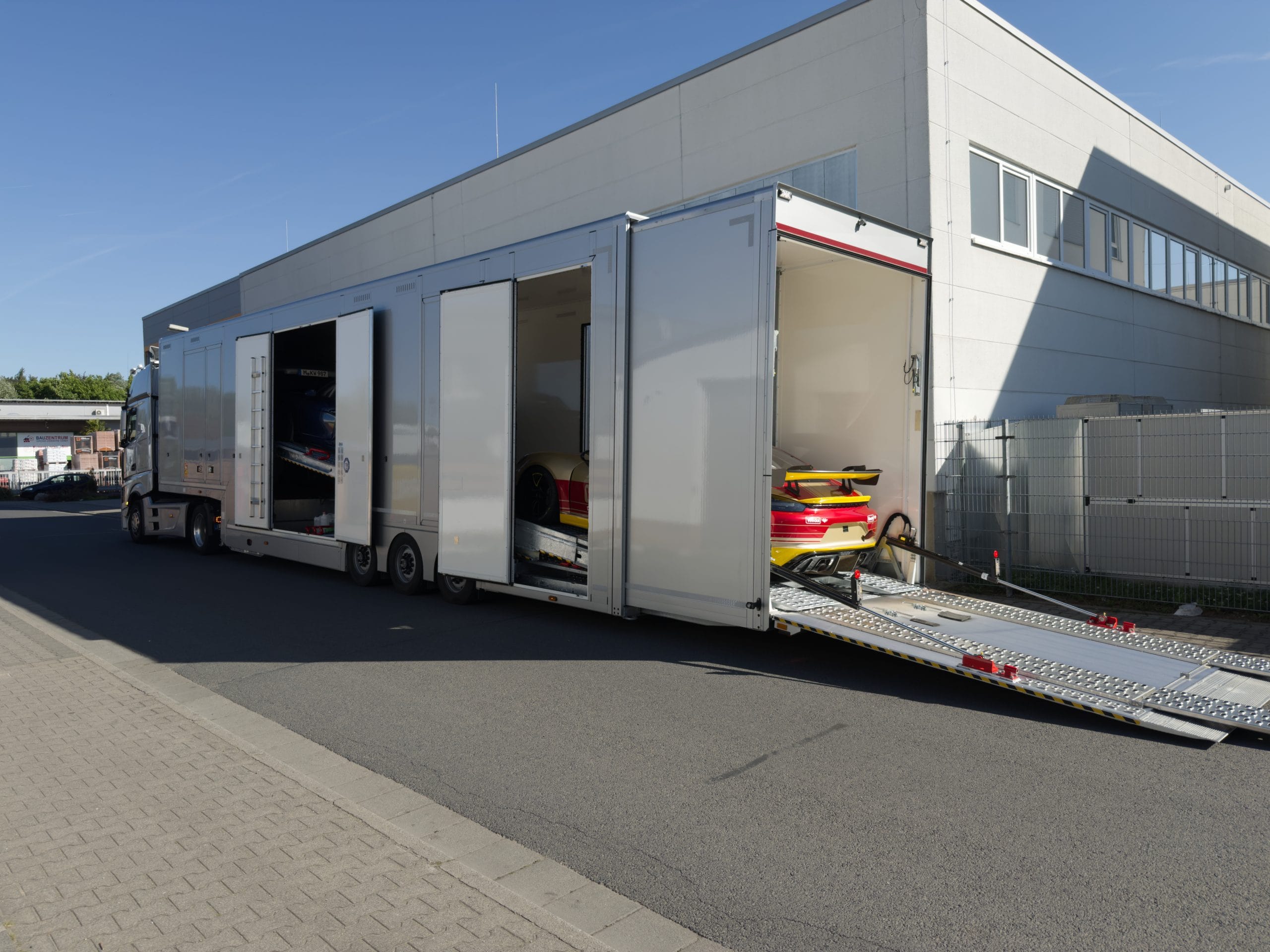 Geschlossener Fahrzeugtransport mit verladenen Sportwagen