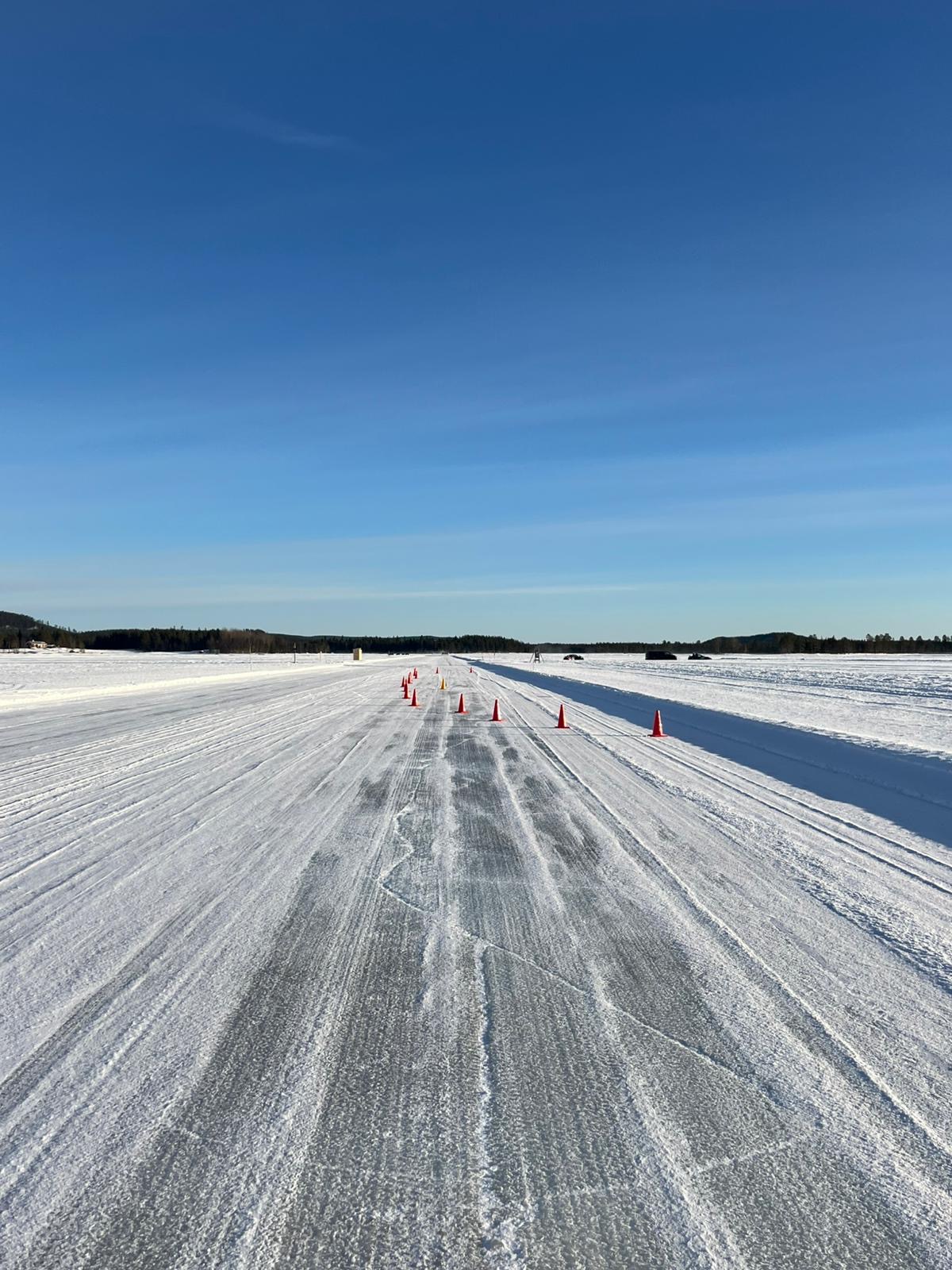 Porsche Eventfahrzeug auf der Ice Road in Schweden