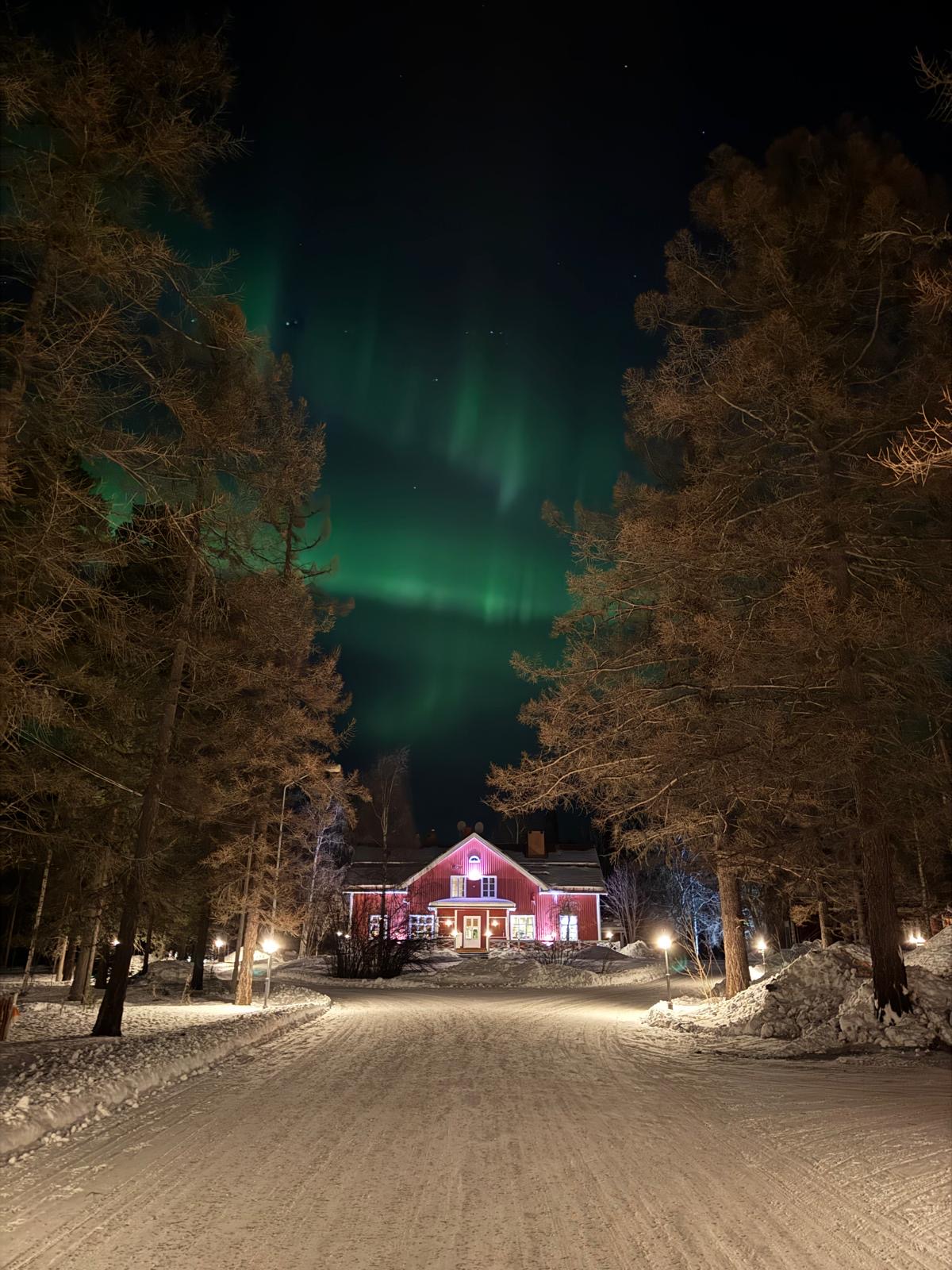 Eventfahrzeuge bei Nacht in Schweden