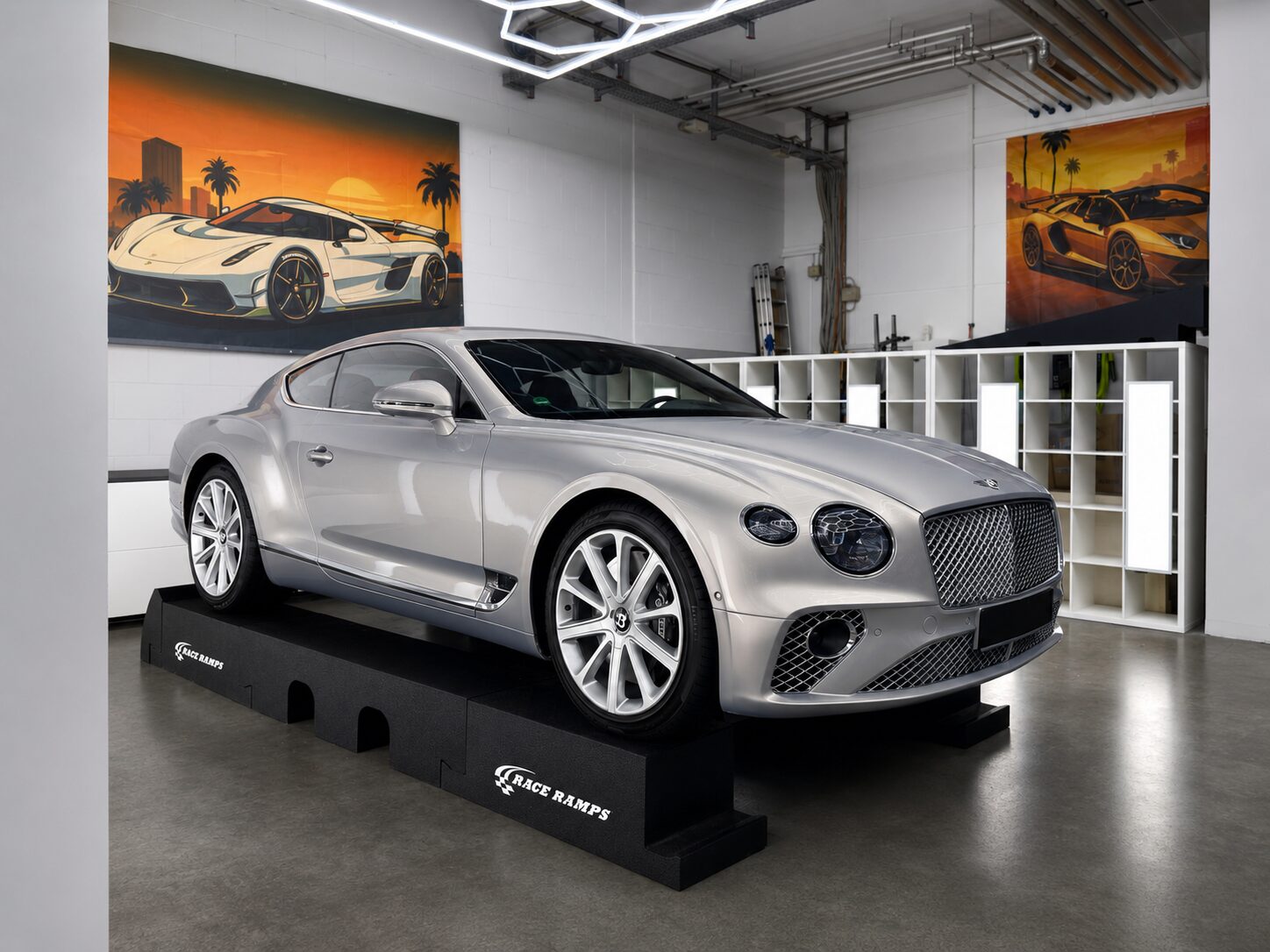 Luxus-Coupé im Showroom als visuelle Darstellung für Full Body Lackschutzfolie