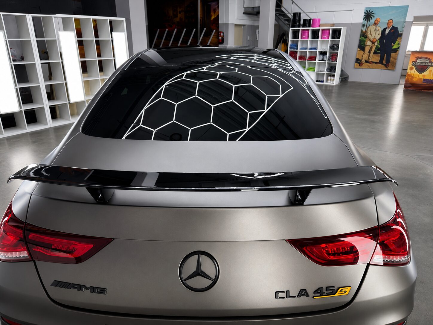 Eleganter folierter Mercedes Benz in edlem Showroom als Beispiel für Premium Car Wrapping