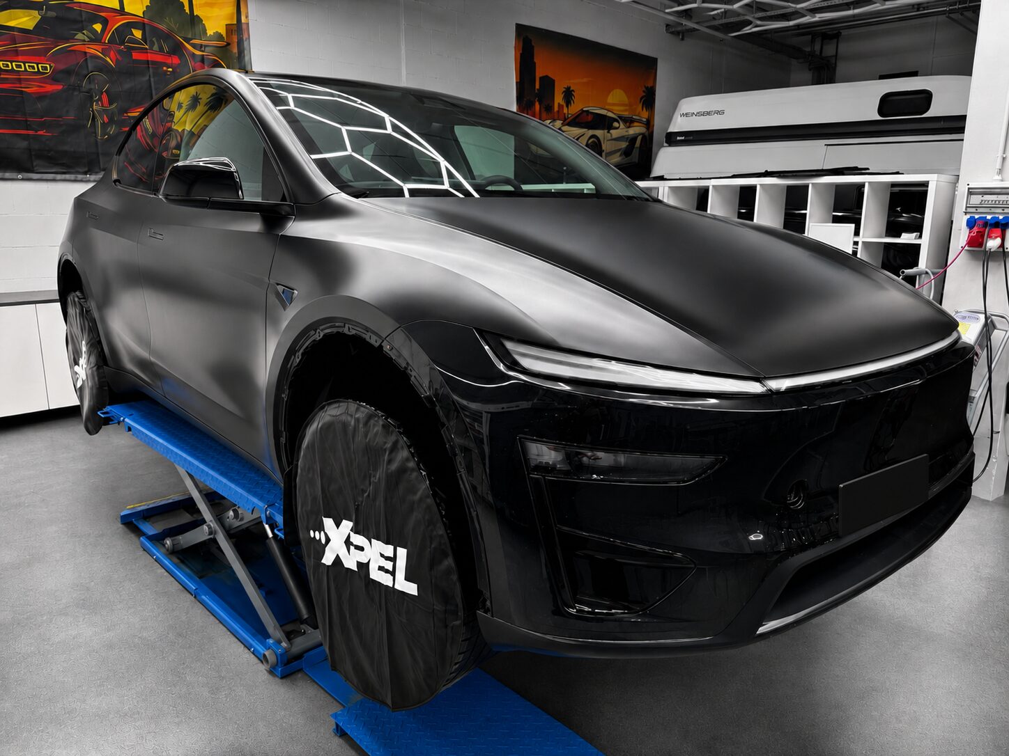Fahrzeugdetail in moderner Werkstatt als visuelle Darstellung für Lackschutzfolie und PPF