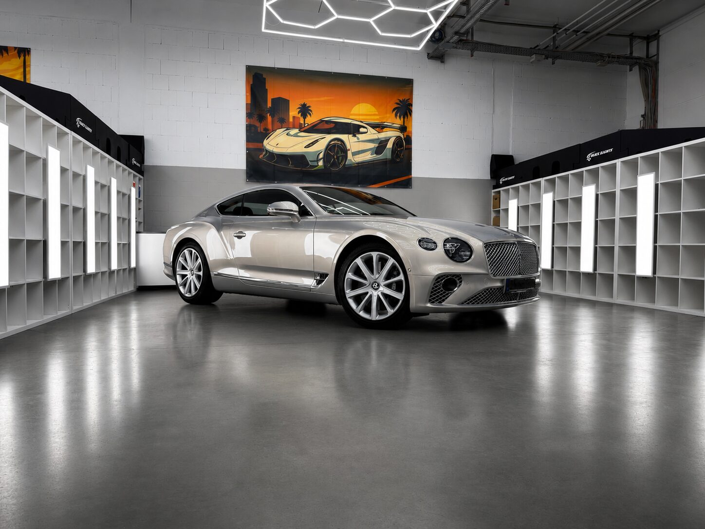 Premiumfahrzeug im modernen Showroom als visuelle Darstellung zur Empfehlung von CarIndustries und WrapIndustries