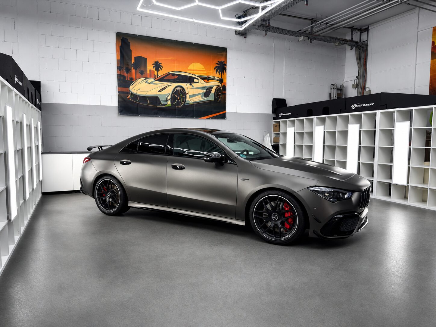 Folierter Mercedes AMG in moderner Garage mit Retro-Postern als Beispiel für Car Wrapping