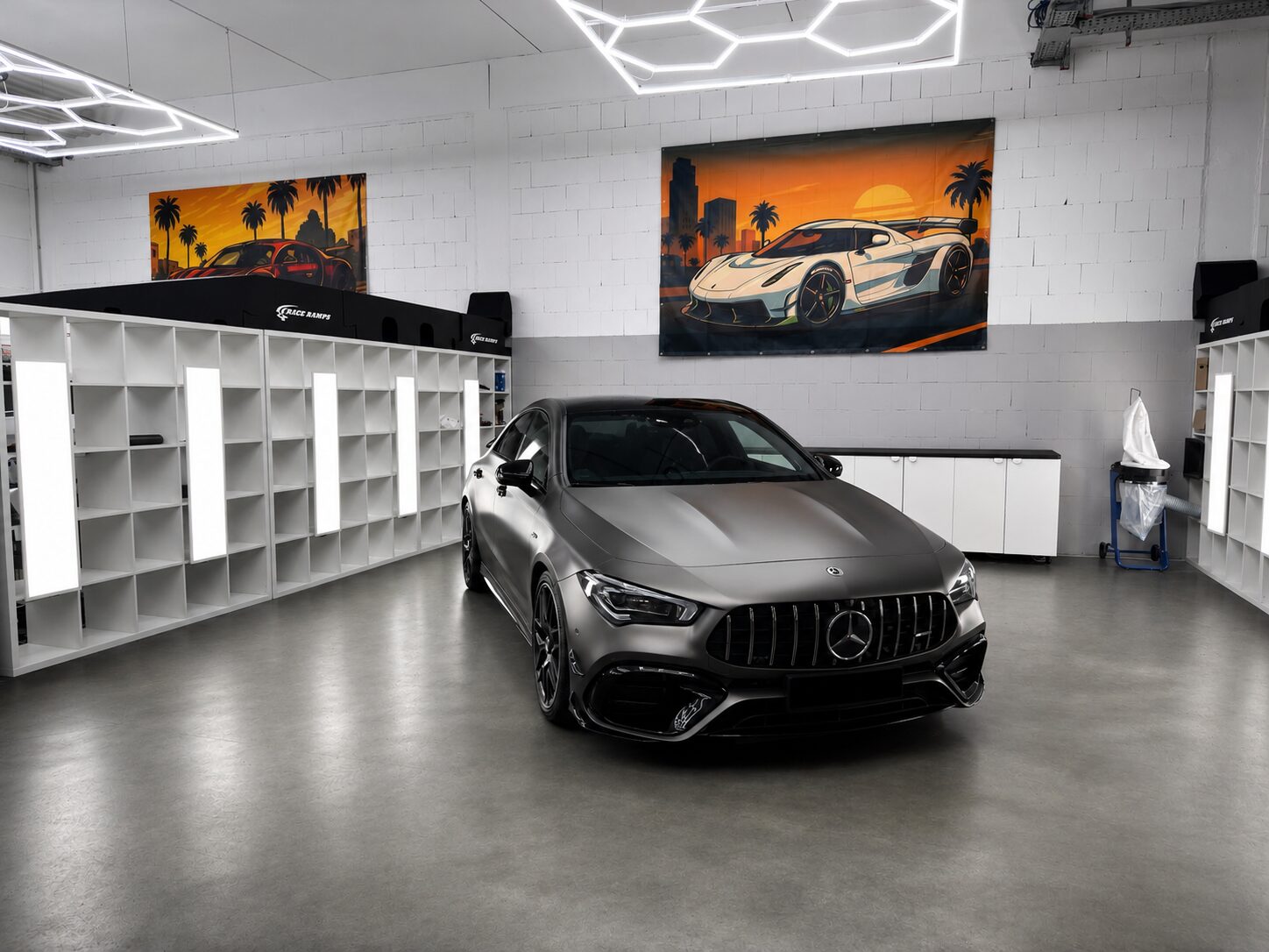 Folierter Mercedes in moderner Garage als Beispiel für hochwertige Fahrzeugfolierung