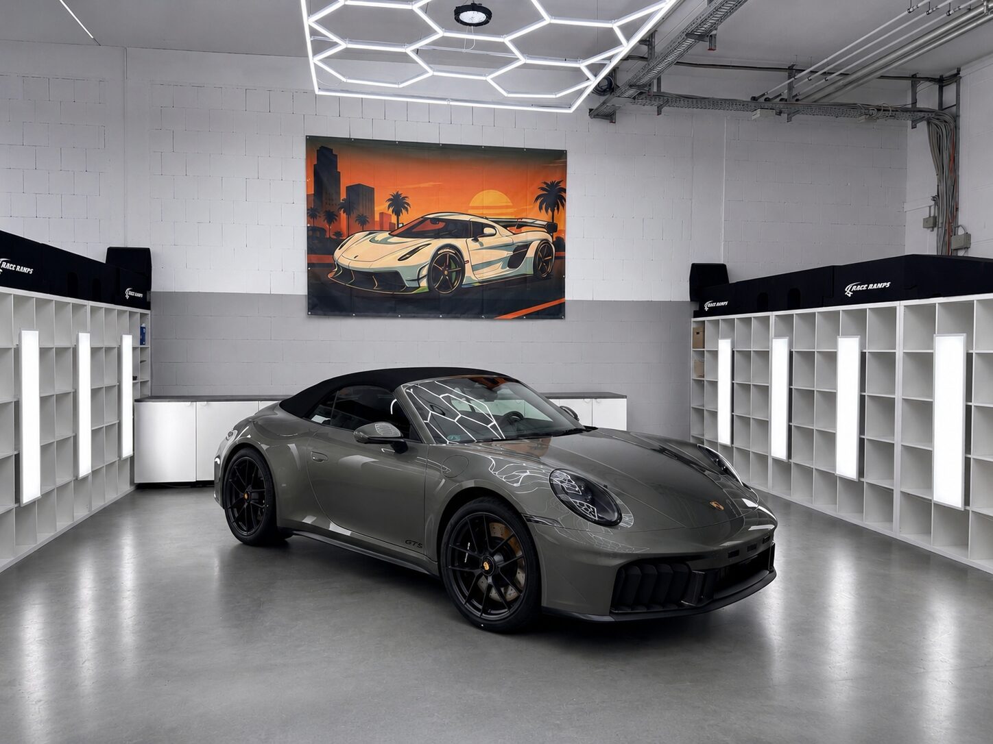 Sportlicher Porsche in moderner Garage als visuelle Darstellung für Frontpaket Lackschutzfolie