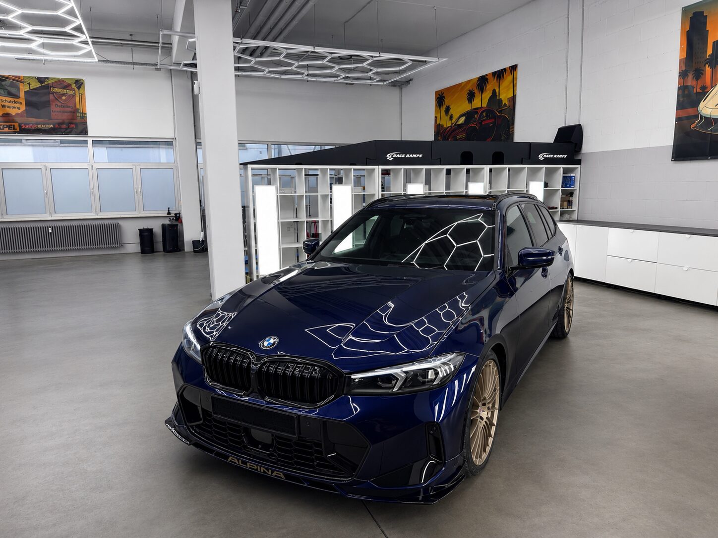 BMW Alpina in moderner Werkstatt als visuelle Darstellung für erweitertes Frontpaket Lackschutzfolie