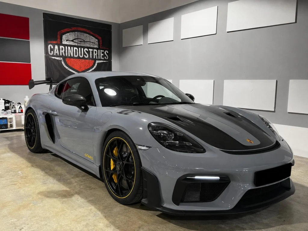 Porsche 718 Cayman GT4 RS grau aus Bensheim mit Keramikversiegelung bei CarIndustries