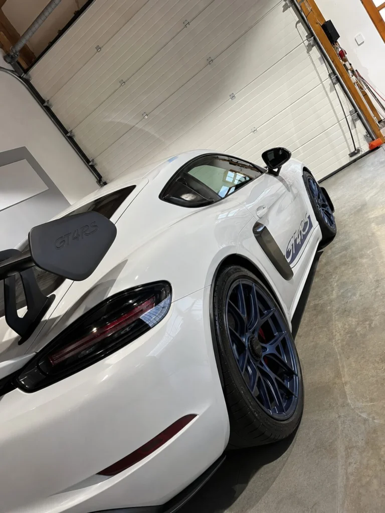 Porsche 718 Cayman GT4 RS weiß aus Bensheim nach Keramikversiegelung bei CarIndustries