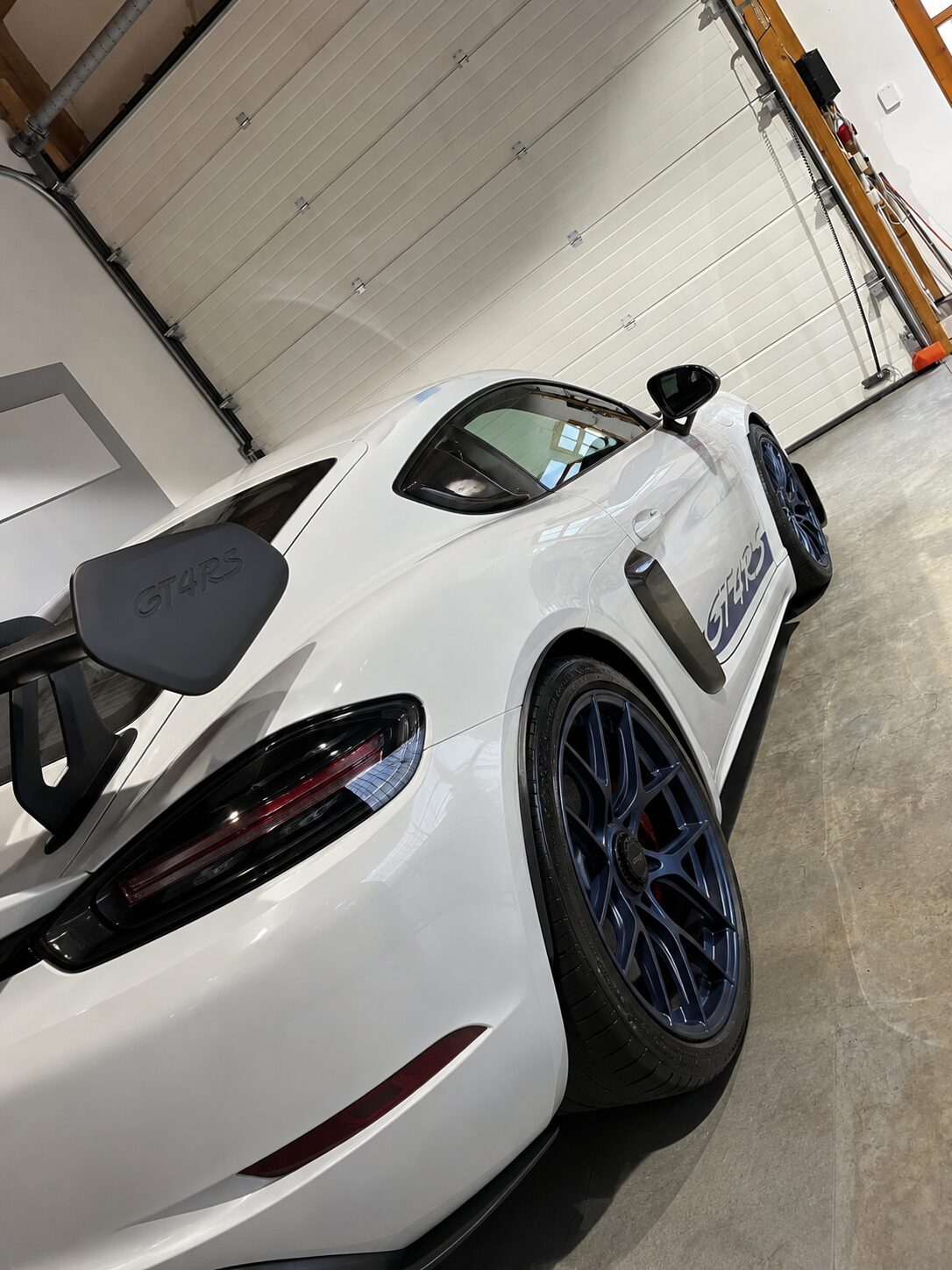 Porsche 718 Cayman GT4 RS weiß aus Bensheim nach Keramikversiegelung bei CarIndustries
