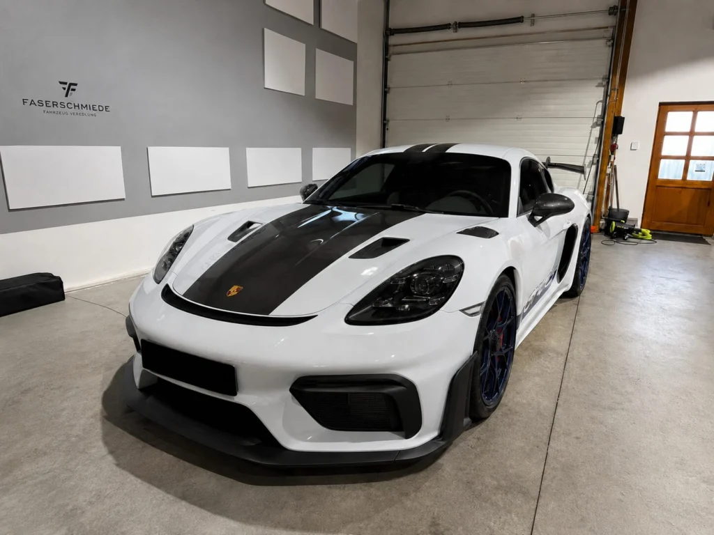 Weißer Porsche 718 Cayman GT4 RS aus Darmstadt mit Keramikversiegelung von CarIndustries
