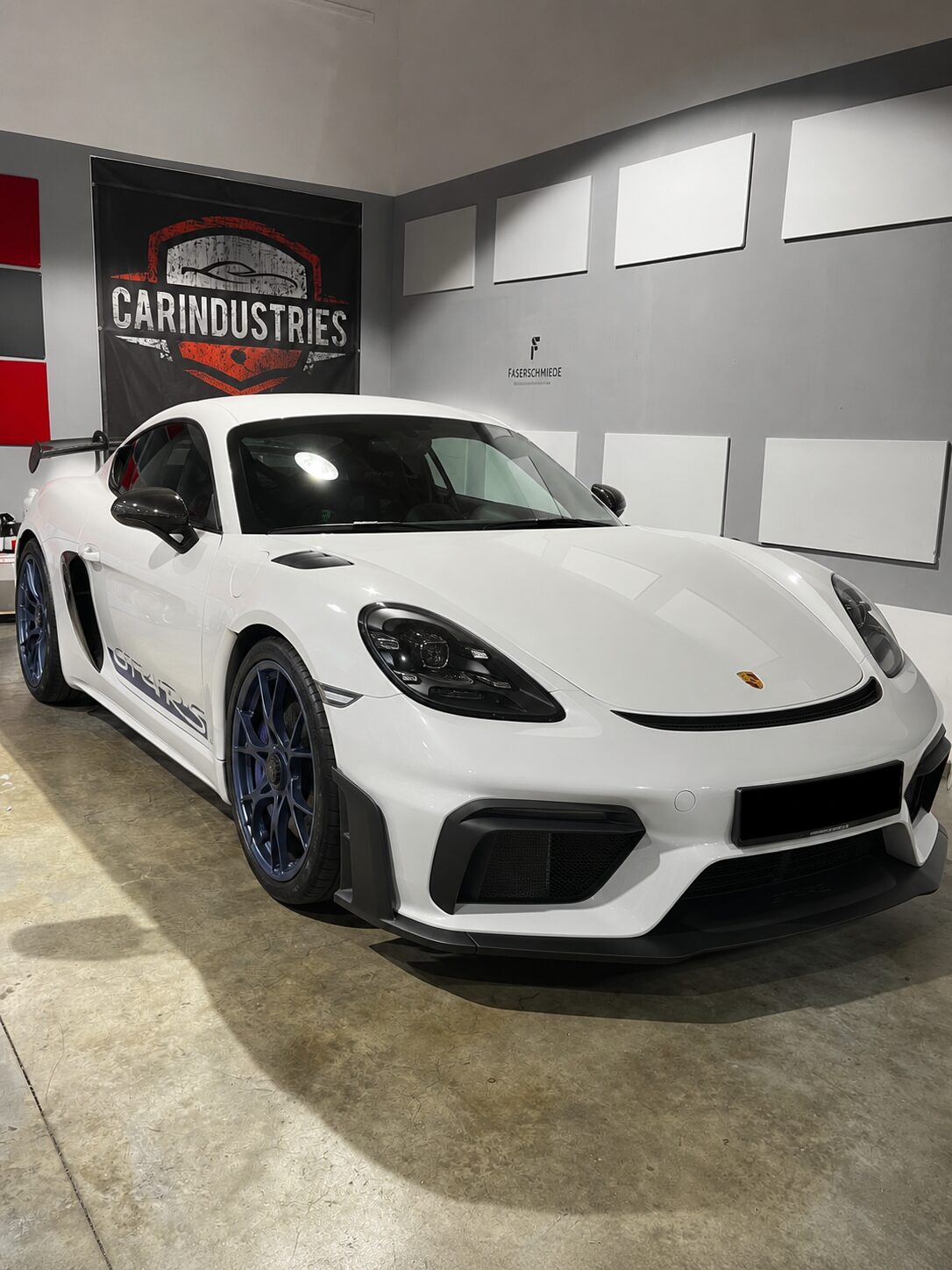 Detailansicht eines Porsche 718 Cayman GT4 RS aus Frankfurt nach Keramikversiegelung bei CarIndustries
