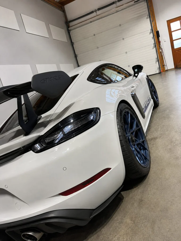 Weißer Porsche 718 Cayman GT4 RS aus Darmstadt nach Keramikschutz bei CarIndustries