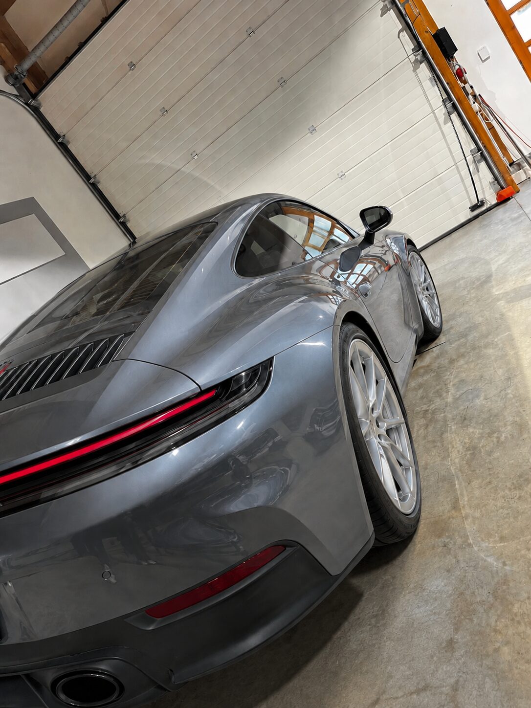 Detailaufnahme eines grauen Porsche 911 Carrera Coupé aus Frankfurt nach Keramikversiegelung bei CarIndustries