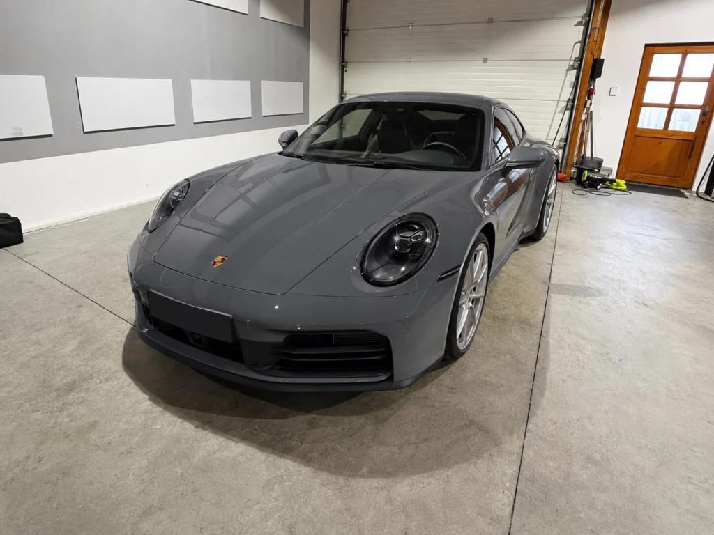 Porsche 911 Carrera Coupé grau aus Bensheim bei CarIndustries nach Lackvorbereitung und Keramikversiegelung