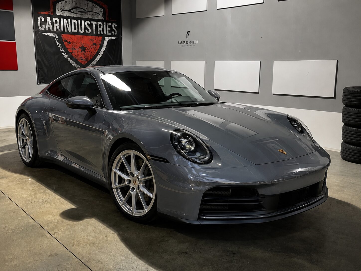 Grauer Porsche 911 Carrera Coupé aus Frankfurt nach Keramikversiegelung bei CarIndustries