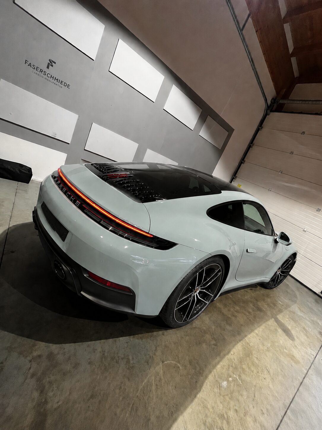 Hellblauer Porsche 911 Carrera Coupé aus Frankfurt nach Keramikversiegelung bei CarIndustries