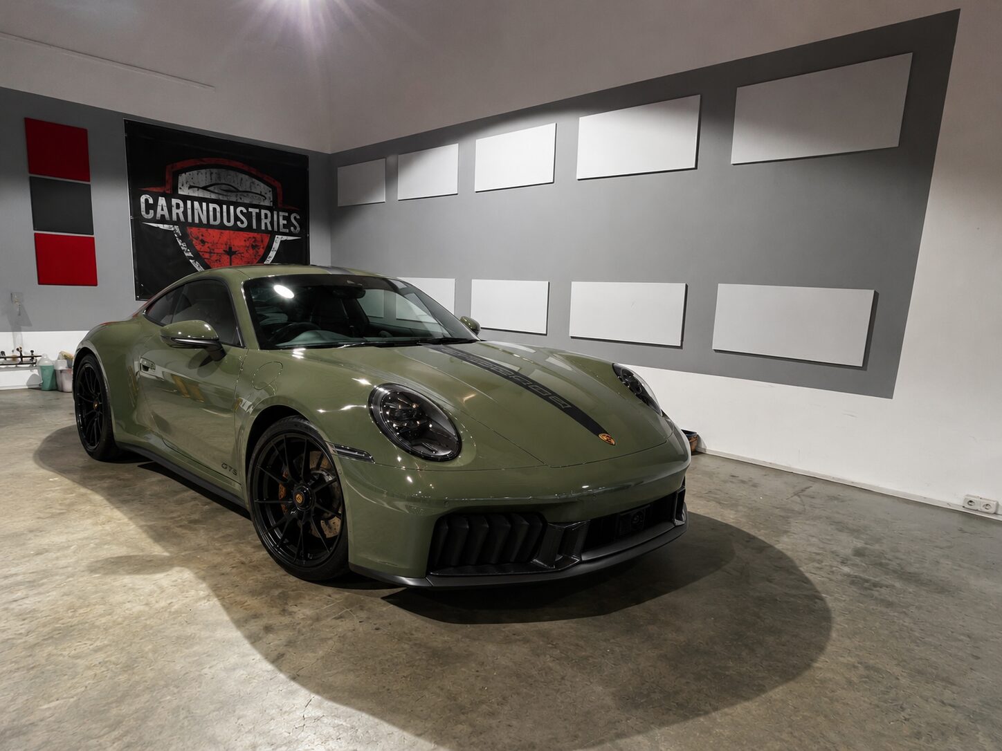 Porsche 911 Carrera GTS grün aus Bensheim nach Keramikversiegelung bei CarIndustries