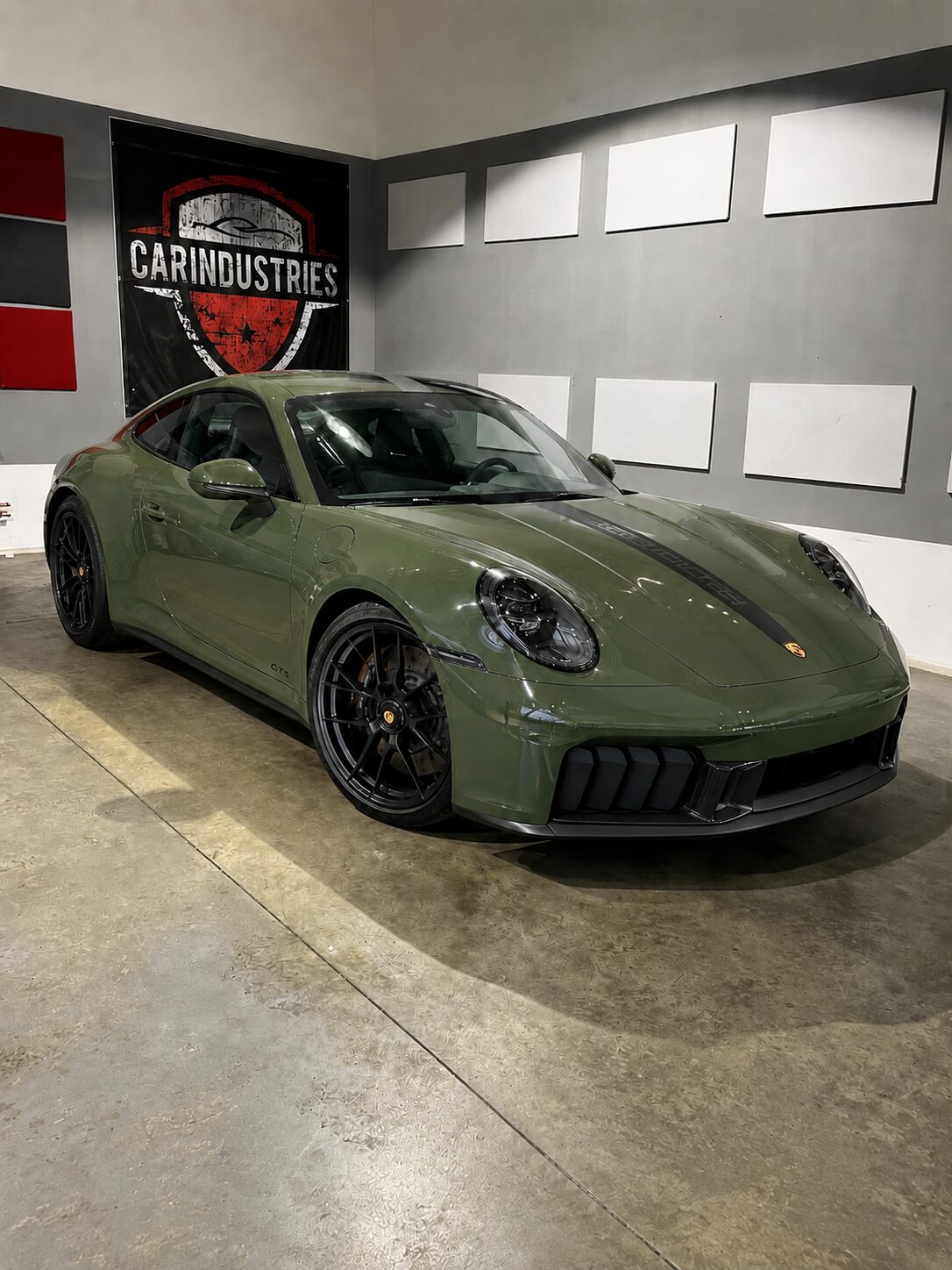 Grüner Porsche 911 Carrera GTS aus Frankfurt mit hochwertigem Finish nach Keramikversiegelung bei CarIndustries