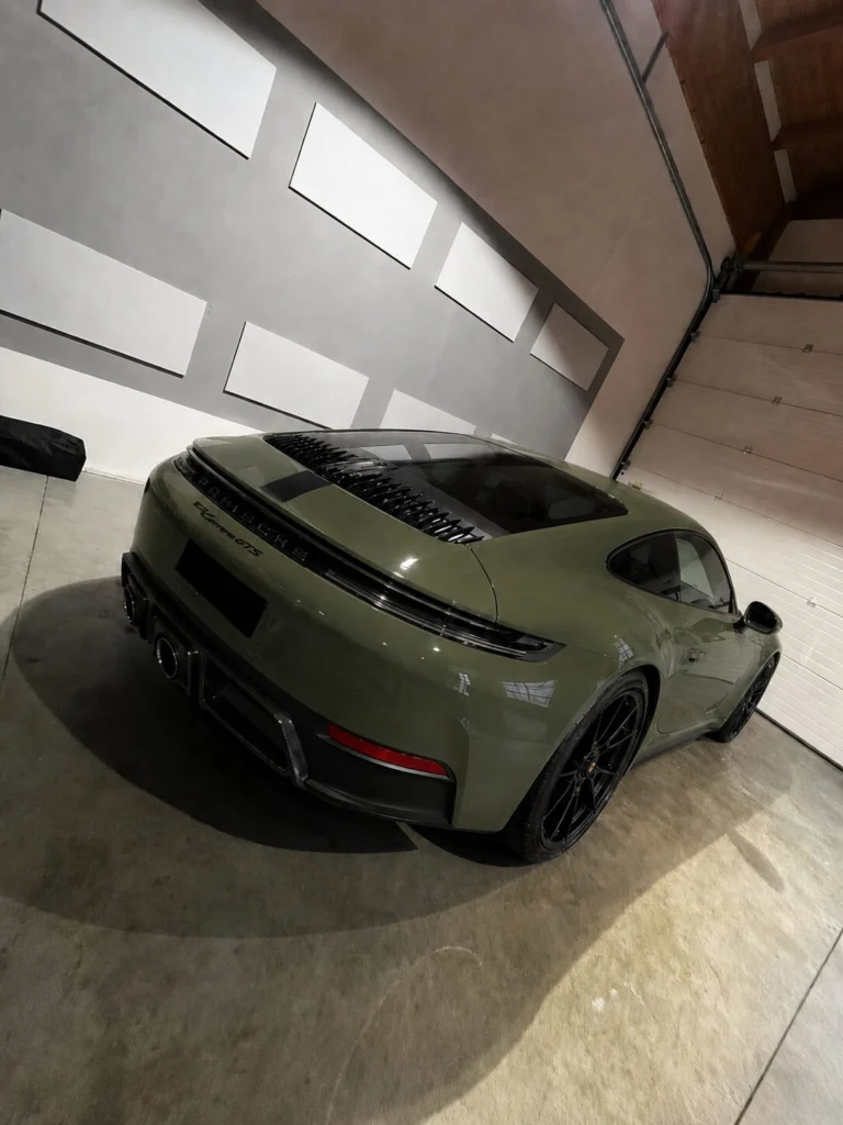 Grüner Porsche 911 Carrera GTS aus Darmstadt in der CarIndustries Halle