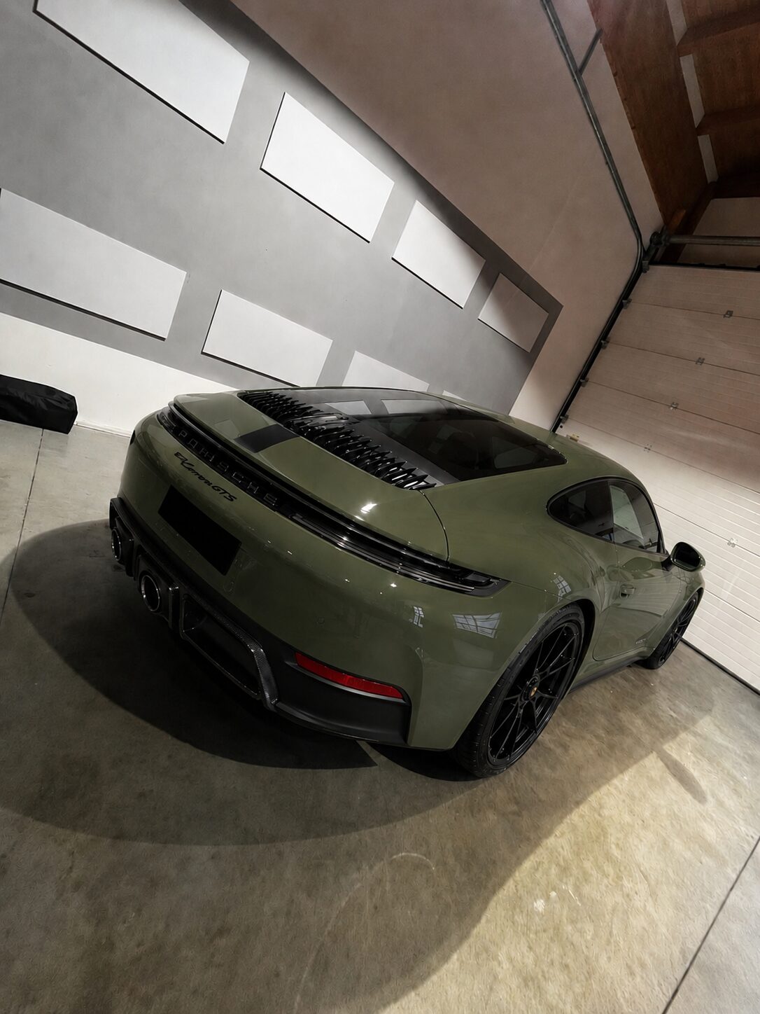 Detailaufnahme eines grünen Porsche 911 Carrera GTS aus Frankfurt nach Keramikversiegelung bei CarIndustries