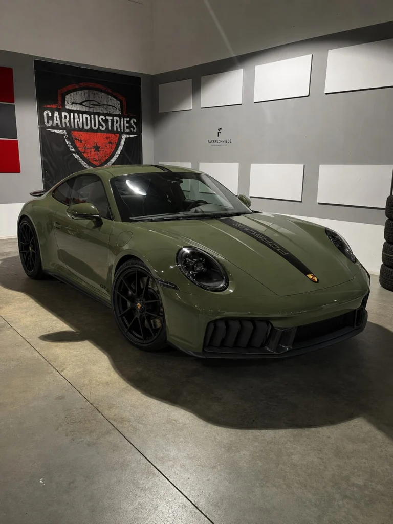 Grüner Porsche 911 Carrera GTS aus Darmstadt nach Lackvorbereitung bei CarIndustries