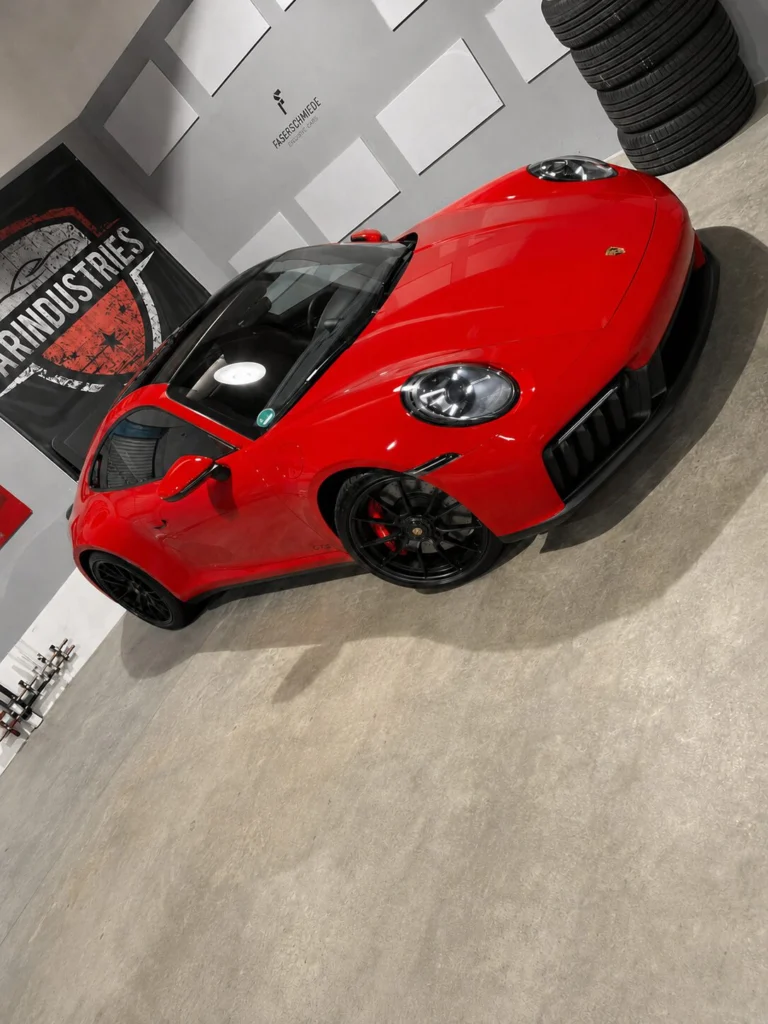 Porsche 911 Carrera GTS rot aus Darmstadt mit Keramikversiegelung bei CarIndustries