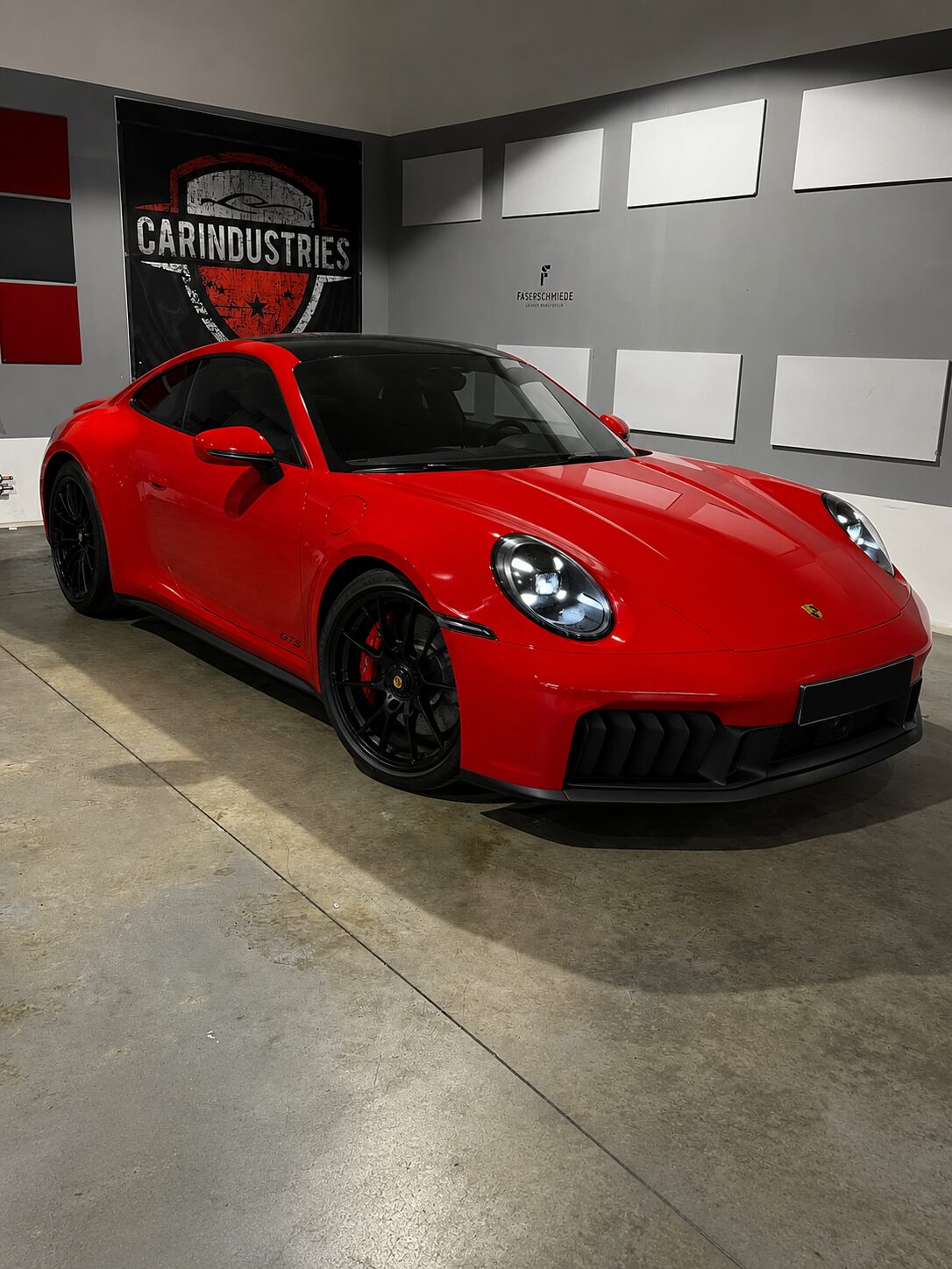 Roter Porsche 911 Carrera GTS aus Frankfurt nach Keramikversiegelung bei CarIndustries
